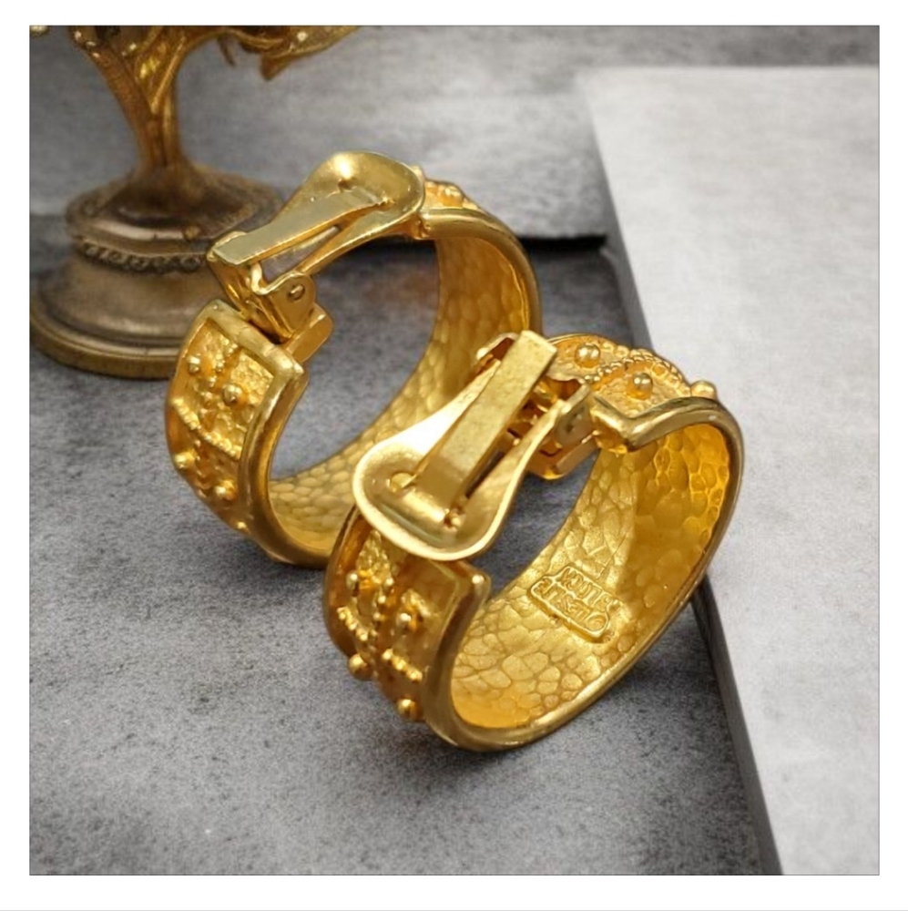 LESLIE BLOCK Vintage 1980's Gold Plated Hammered Bead Hoop Clip-on Earrings - Picture 4 of 5